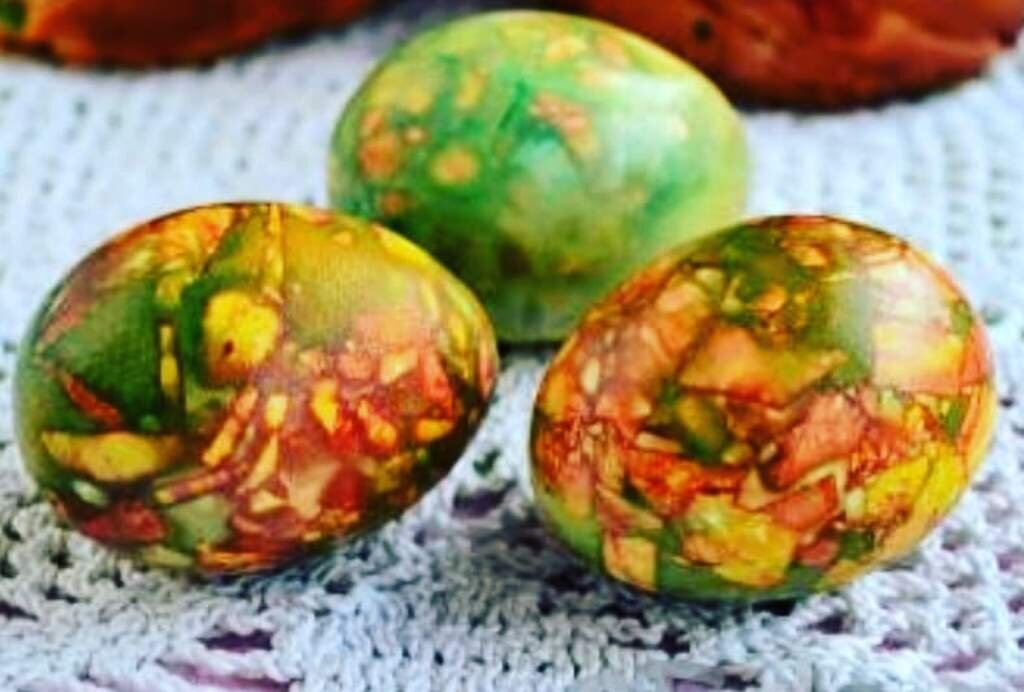 Яйца, окрашенные луковой шелухой и зеленкой