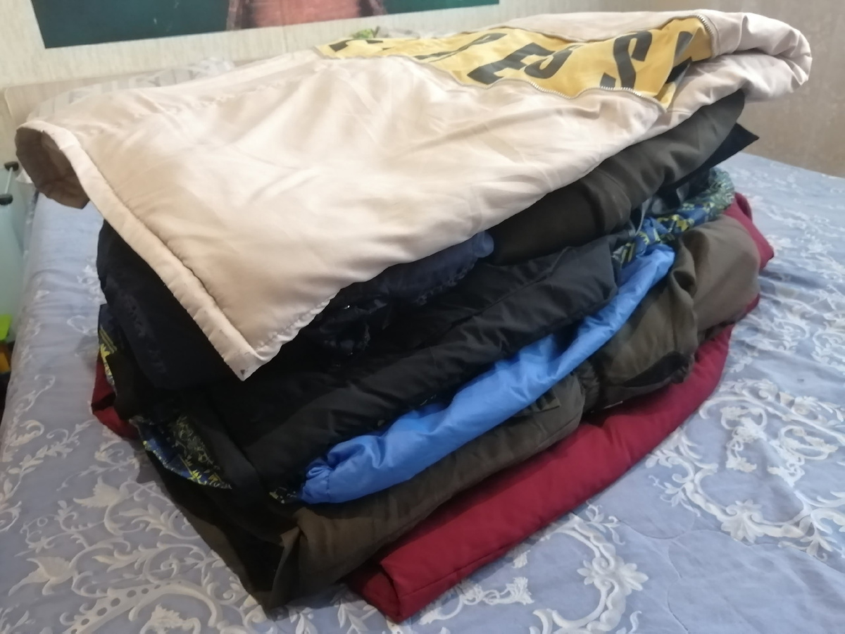 Для удобства хранения складывайте куртки, вывернув рукава и капюшон во внутрь