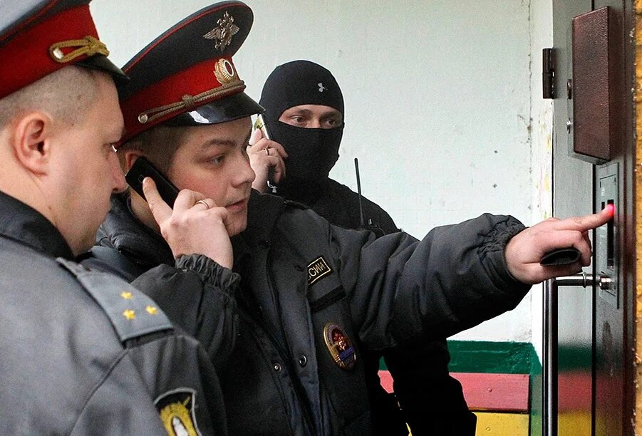 Полиция пришла домой. Сотрудник полиции имеет право. Полиция пришла. Полицейский звонит в дверь. Имеет ли право полицейский.