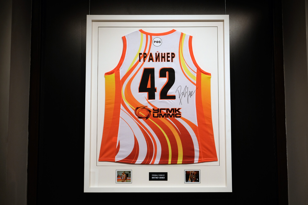Футболка с автографом баскетболистки Бритни Грайнер, американку обменяли на Виктора Бута / Фото: Дмитрий Мальтера/«Газета.Ru»