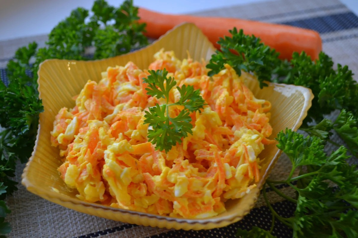 Морковный салат с сыром и яйцами