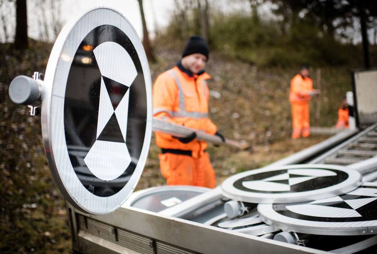 Установка дорожных знаков (Германия)