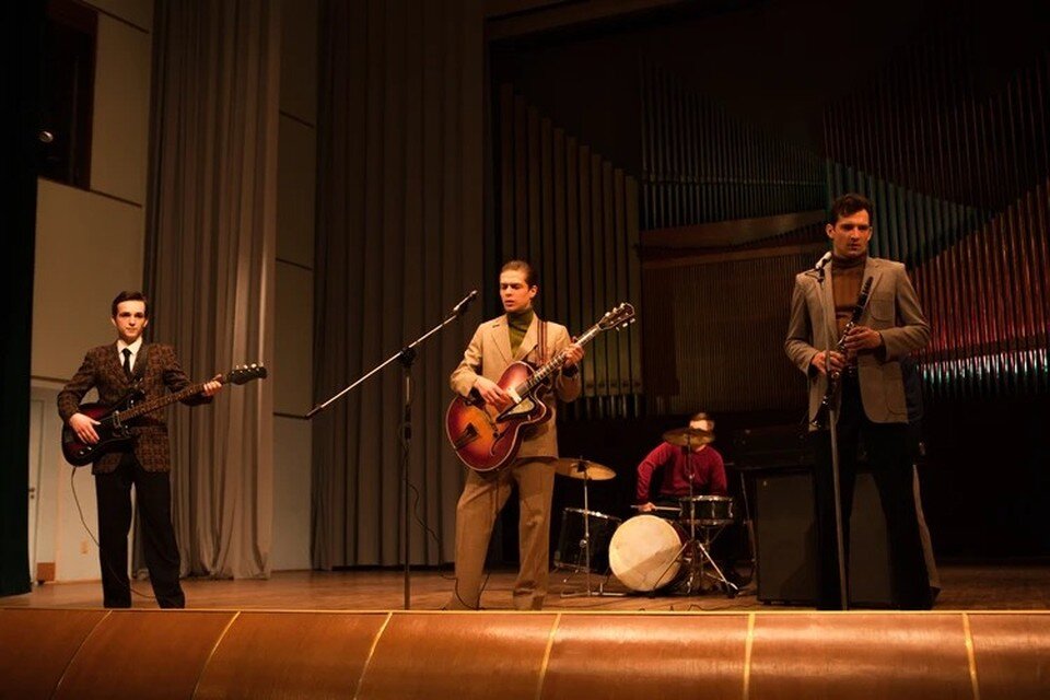     Первые шаги Владимира Мулявина на сцене в Свердловске, сцена из фильма. Фото: Start