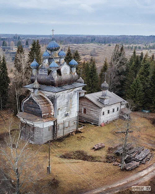 Бережная Дуброва. Церковь Рождества Пресвятой Богородицы построена в 1673 - 1678. В 1882 обшита тесом.