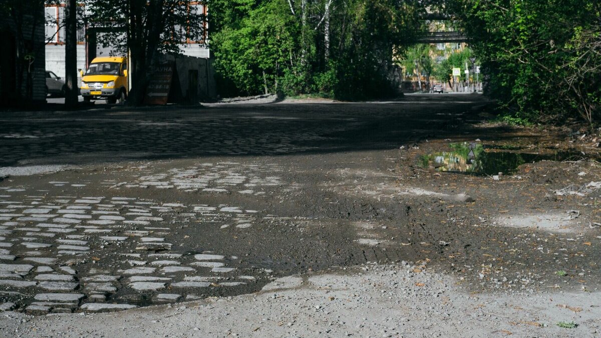     Горожане поделились в соцсетях фотографиями запыленных улиц и попросили администрацию организовать работу поливальных машин.