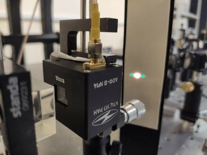 На фото: акустооптический перестраиваемый фильтр производства НТЦ УП РАН