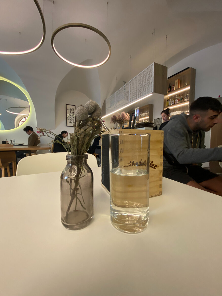 Вид внутри и вода за 50 центов