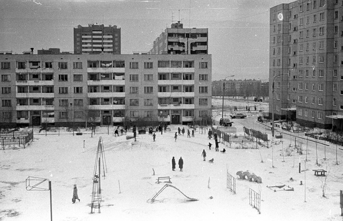 в 3-м подъезде пятиэтажки, на 4-м этаже, жила моя бабушка, только окна её квартиры на другую сторону дома выходили