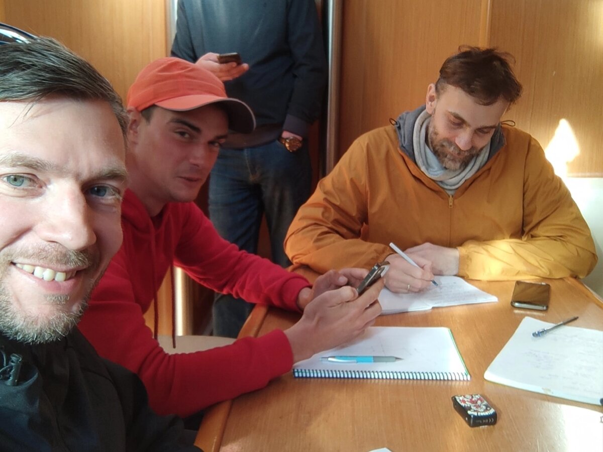 Теоретические занятия в камбузе яхты