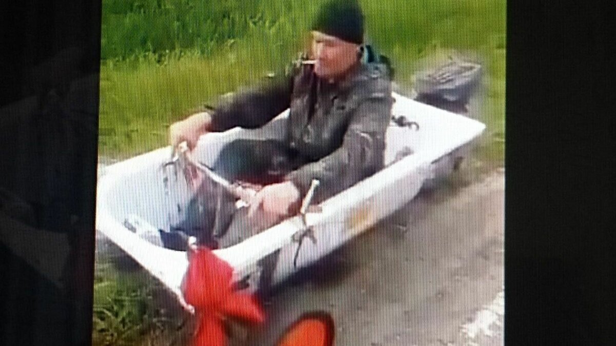     Силовики в Краснодарском крае задержали водителя, который передвигался по дорогам в необычном транспортном средстве самодельной конструкции: основу «кареты» составляла чугунная ванна с мотором от скутера.