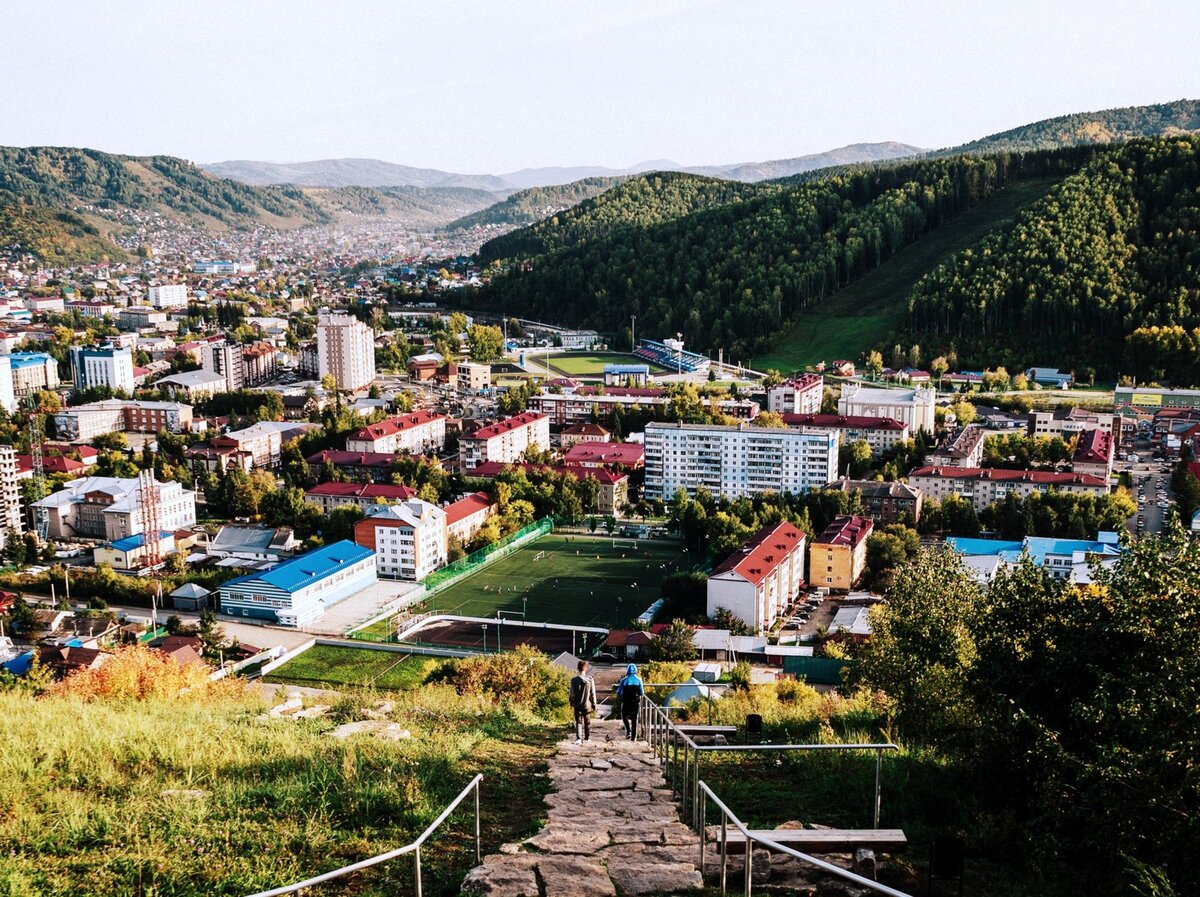 Вид на Горно-Алтайск с горы Тугая́ — она отлично подойдет для пеших прогулок. Фото: Nick Night / Unsplash.com