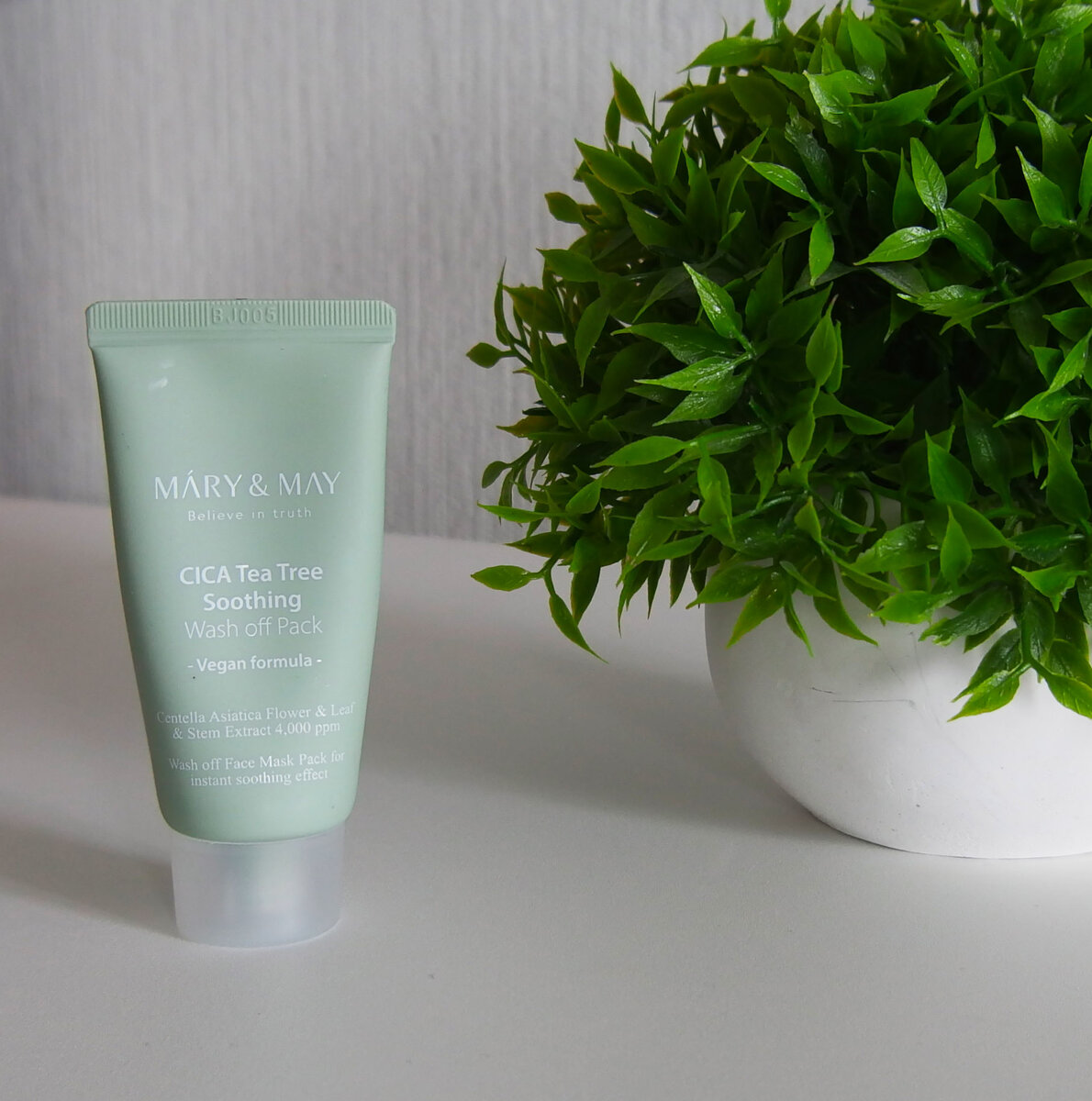 Состав:  Water, Kaolin, Glycerine, Bentonite, Propanediol, 1,2-Hexanediol, Dipropylene Glycol, Calamine, Centella Asiatica Flower/Leaf/Stem Extract, Xanthan Gum, Butylene Glycol, Chlorella Vulgaris Powder, CI 77492, Yellow Oxide of Iron, CI 77499, Black Oxide of Iron, Centella Asiatica Extract, Houttuynia Cordata Extract, Ethylhexylglycerin, Mentha Arvensis Powder, Triethoxycaprylylsilane, Fragrance, Allantoin, Tocopherol, Melaleuca Alternifolia (Tea Tree) Leaf Extract, Ectoin.