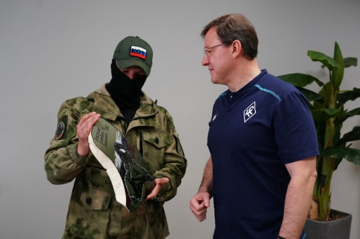    Самарский боец СВО подарил Дмитрию Азарову картину на обломке ракеты