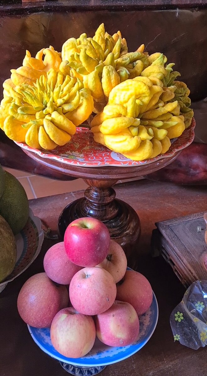 Подношение духам на одном из алтарей