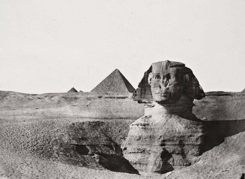 Великий Сфинкс и пирамиды Гизы, Египет, сфотографированные Максимом дю Кампом в 1849 году и опубликованные в 1852 году. Область груди Сфинкса была обнаружена только недавно — в течение многих лет статуя была покрыта песком до плеч. Статуя расположена лицом к реке Нил и восходящему Cолнцу.