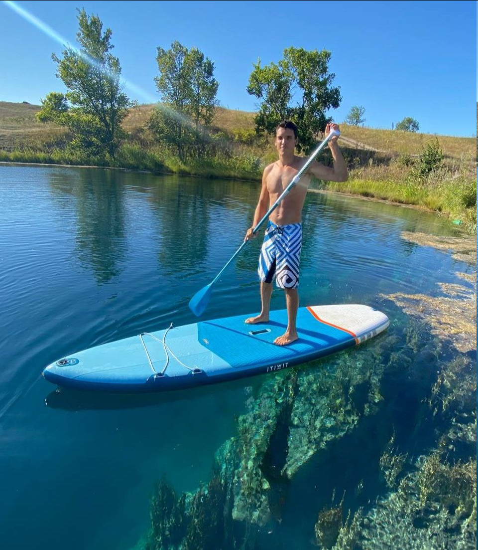 Стою на сапе на голубом озере