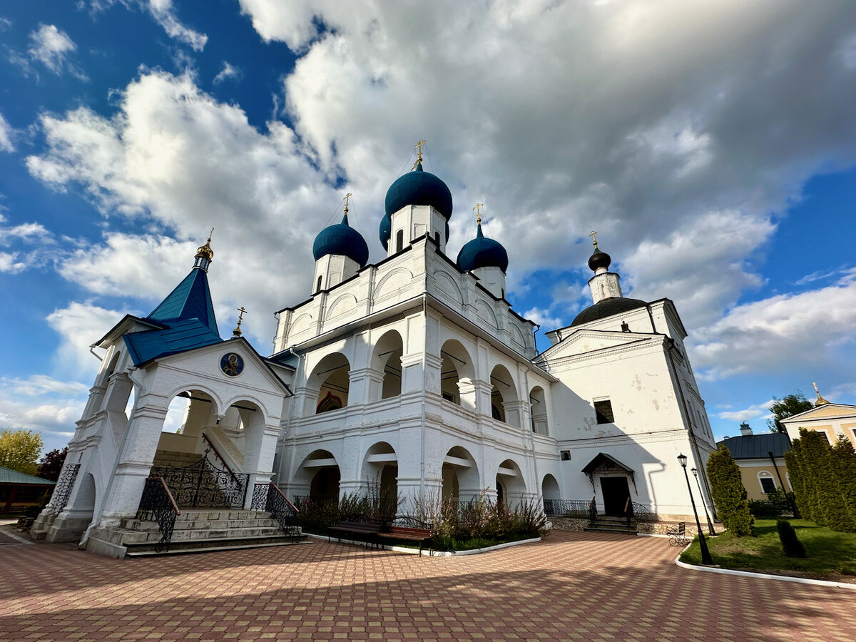 Высоцкий монастырь в реке Серпухов