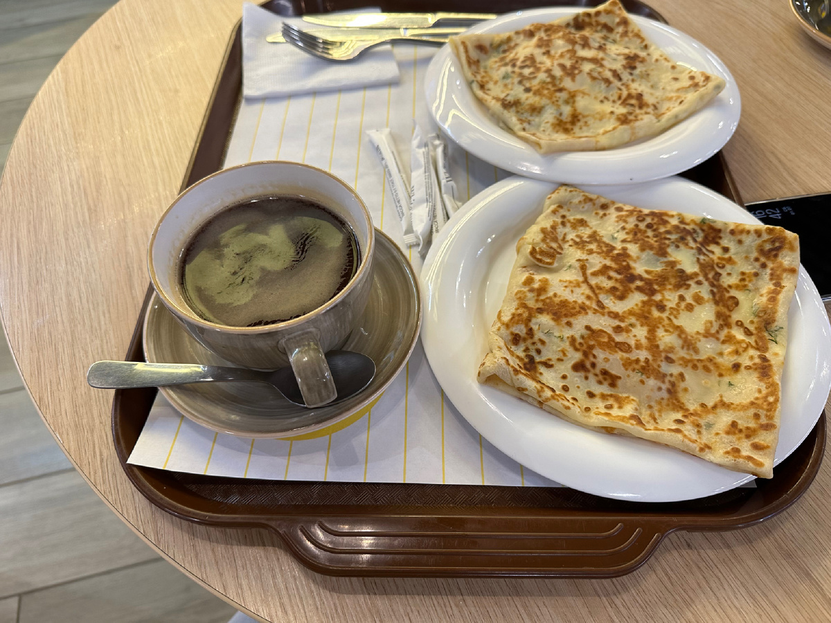 Блинчик с ветчиной и грибами оказался вкусным, а кофе слишком крепким!