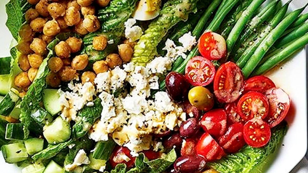 Средиземноморская диета включает ежедневное использование для приготовления блюд фруктов, овощей, цельнозерновых, бобовых, орехов, трав, специй и оливкового масла. Морепродукты, особенно такие как жирная рыба, потребляется гораздо чаще чем мясо. Молочные продукты и алкоголь ограничены, за исключением красного вина. Эти продукты также едят в их естественном виде, без добавления химикатов.