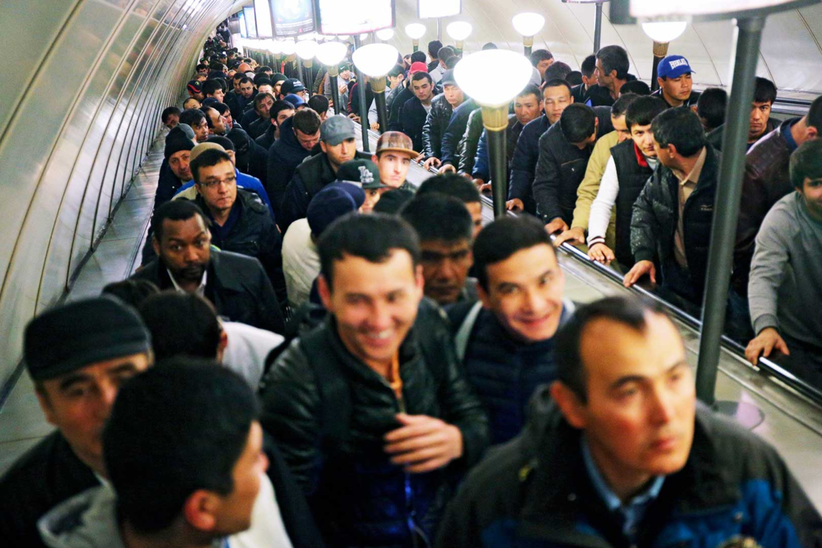 Почему таджики уезжают из россии. Мигранты в метро. Гастарбайтеры в Московском метро. Мигранты в Московском метро.