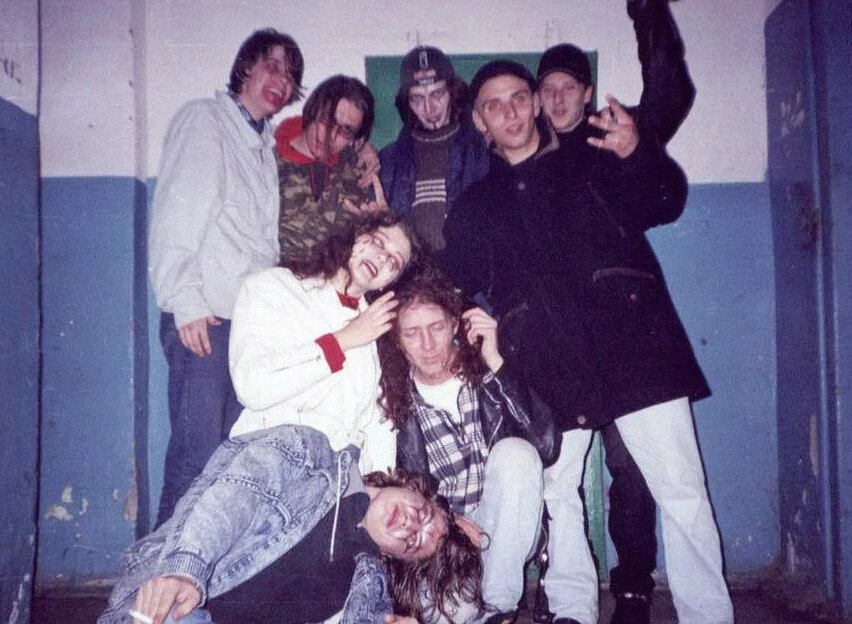 Вот так выглядели тусовки в подъезда в 1990-х 