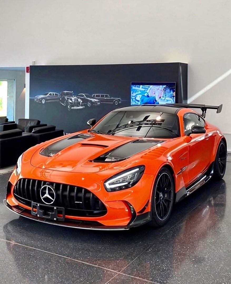 С нуля до ста Mercedes-AMG GT Black Series разгоняется за 3,2 с, а до двухсот быстрее, чем за 9,0 с. Максималка — 325 км/ч. Она выдаёт 730 л.с. при 6700–6900 об/мин и 800 Н•м при 2000–6000 об/мин.
