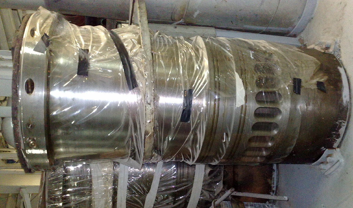 Цилиндровая втулка двухтактного, малооборотного, крейцкопфного, с двумя ГТН (газо-турбо-нагнетатель) Главного двигателя "B&W", с прямоточно-клапанной схемой газообмена (продувкой). Фото автора.