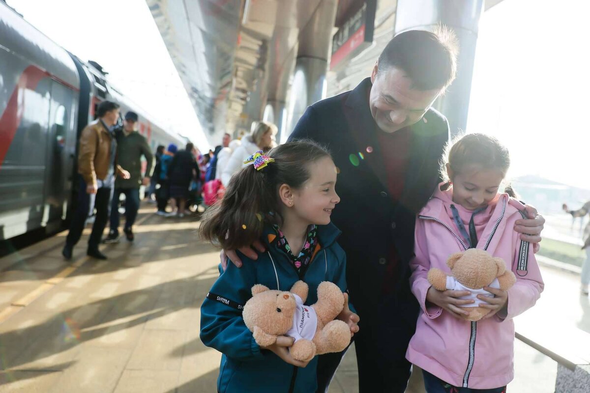    Губернатор Подмосковья Андрей Воробьев начал в Подмосковье программу опекунства над детьми Донбасса. Источник фото: телеканал «360»
