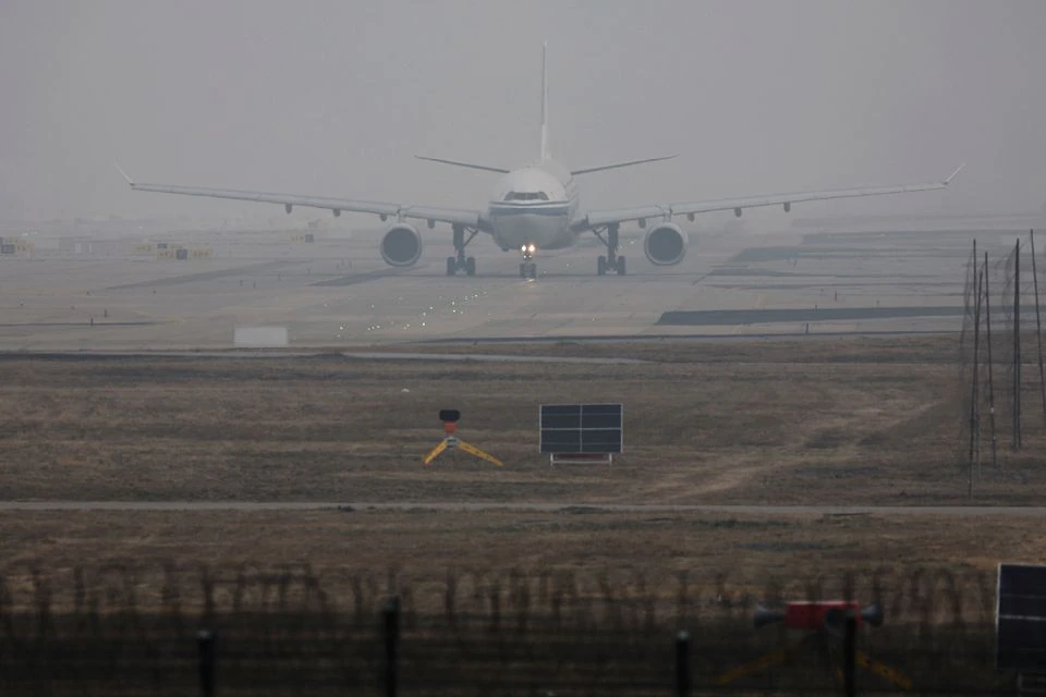 Самолет взлетает в аэропорту Пекина, 23 марта 2022 года. Фото: REUTERS/Tingshu Wang