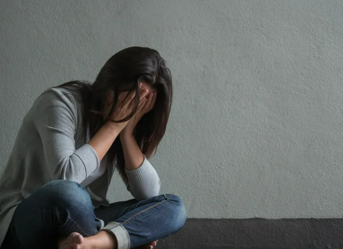 Сижу в слезах. Грустная женщина. Депрессивная девушка. Сижу в слезах. Женщина смахивает слезу.