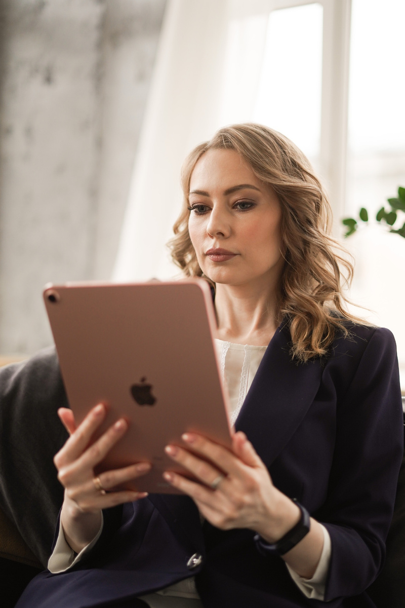 с таким серьезным лицом как у меня на этом фото, в администрации вуза или в HR отделе международной компании читают Personal Statements кандидатов :)