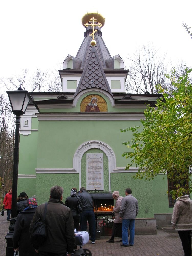 Святые похороненные в санкт петербурге. Часовня Ксении Петербургской в Санкт-Петербурге. СПБ храм Ксении Петербургской. Храм Ксении Петербургской в Санкт-Петербурге на Смоленском кладбище. Смоленское кладбище часовня Ксении блаженной.