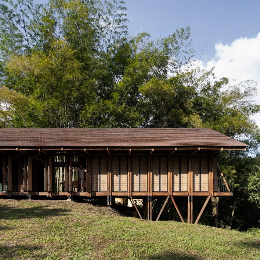 Фото Федерико Кайроли. Источник изображения - https://static.dezeen.com/uploads/2021/11/woven-house-sq_dezeen_2364_col_0-852x852.jpg