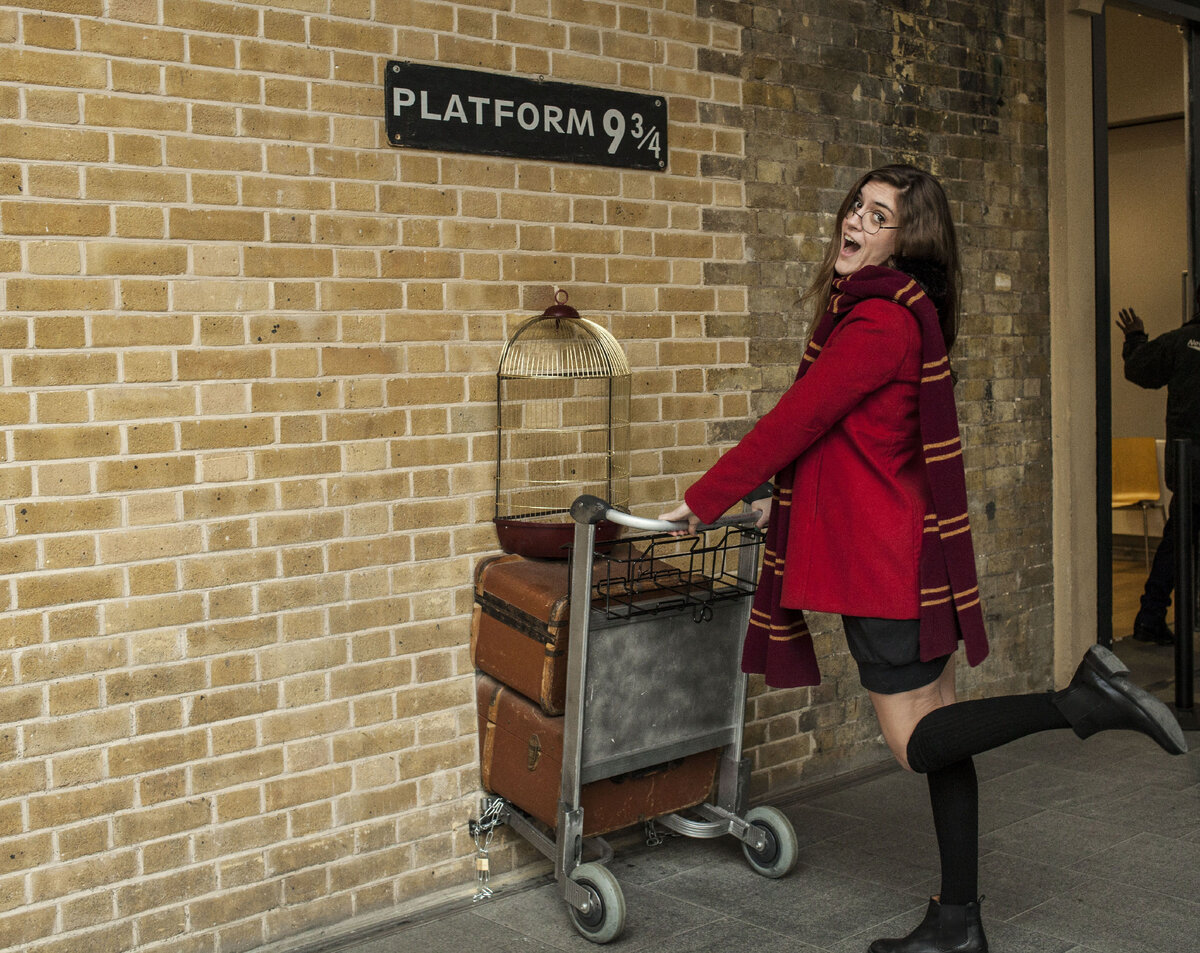 Лондонский вокзал Кингс-Кросс.  Символическая "Платформа 9 3/4"