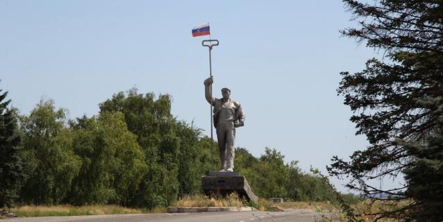    Памятник сталевару на въезде в Мариуполь со стороны Донецка.