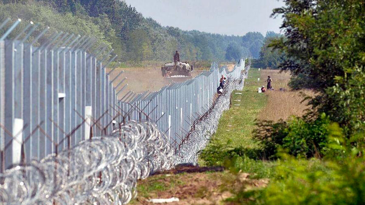  Первый забор на белорусской границе  с Польшей.  фото: картинки  яндекса. 