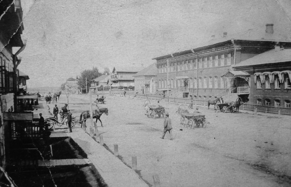 Бежецк, Большая улица напротив здания земской управы. Фотография нач. XX века из архива Н.Д. Федючек. 