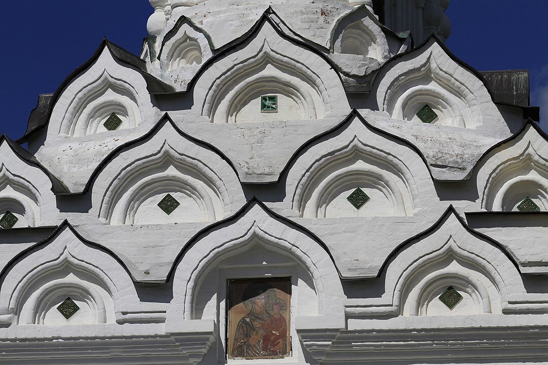 Иоанно-Предтеченский монастырь. Церковь Одигитрии. Кокошники © Shesmax, CC BY-SA 4.0, Wikimedia Commons