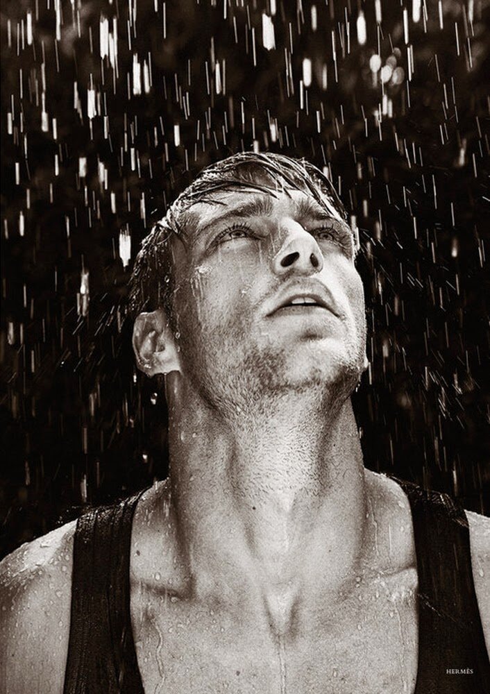 Часть 4 Его жена, мать его ребенка вела фривольную переписку ! и с кем? С его лучшим другом! Матвей был бабником, каких свет не видывал и он переписывался с его женой на тему, как и что бы он с ней сделал, и Оля его поддерживала, что и где и как …. Голова шла кругом. Посмотрел по датам, переписка шла давно и это из-за Матвея она приехала сюда, а не к мужу!
И это было не все, она переписывалась еще с каким-то парнем, которого Саша не знал. Почитав достаточно, Сашка понял, что это Олин бывший…….. 
А переписка с Олиным шефом все расставила по своим местам… Его жена просто ушла на свиданье со своим шефом, а не на корпоратив. Да…….
Сашка понял, что просто не знал свою жену… И не мог понять теперь его ли это женщина…. И решил, что не его…….А как же сын? Он его любит!!! 
 Что делать? Куда бежать? Кто поможет? И ответ всплыл сам собой…… Оксана…… Умудренная годами подруга больше 2-х часов слушала Сашкины изливания…. По телефону. Приехать он не мог, потому что жена где-то порхала, а сын еще слишком мал, чтоб оставить его.
Жена пришла под утро и пьяная. Говорить о чем -либо было бесполезно.
Так и не уснув, Саша встал, и ушел из дома. Просто ушел, проветрить голову. На улице шел дождь. Казалось, что он не замечает его. Пробродив несколько часов, Сашка не пришел ни к какому выводу. Зазвонил телефон…. Жена.
-Что? – вместо привычного «алло».
-Где тебя носит? Я чаю хочу, а у меня и так голова болит, Кирюша хочет, есть, он плачет. Иди корми сына, развлекай. Я че отдохнуть не могу в субботу? Ты офигел? Давай домой. Тебя че сутра по ш..м понесло?  Кобель! Я так и знала, что ты тут…..
Сашка отключил телефон.
Домой не хотелось категорически. Он ненавидел ее за поступки, за слова,  и себя, за слабость. Если бы н е сын, он выгнал бы ее… 
Сашка вошел в квартиру, с него текла вода. Оля что-то кричала на сына, чтобы он не лез к ней. Ему даже показалось, что она его шлепнула и ребенок заплакал. Решение пришло само по себе.
Он решительно вошел в комнату, взял сухую одежду, молча переоделся, не слушая истерику жены, собрал свои вещи и Кирюшины в пакет, одел ребенка и ушел. От головной боли Оля не могла даже встать, чтобы остановить его. Она услышала только хлопок двери. Наступила тишина. Она была счастлива, и ей было все равно, куда они пошли. Через 5 минут она просто уснула.
Оксана открыла дверь и увидела Сашку с ребенком на руках. Все было понятно.
Первый вопрос: «Вы ели?»
Сашка помотал головой…
Оксана ловкими движениями раздела ребенка, понесла мыть руки. Через 10 мин на столе стояла каша, салат, чай, пирожки (вчера напекла).
Ели молча. Оксана пила кофе.
Кирюшка наевшись каши, сполз со стула и пошел к мальчишкам в комнату. 
- Ты хочешь  об этом поговорить? – спросила Оксана, когда тишина затянулась.
-Нет, больше не хочу.
-Хорошо. Есть коньяк. Будешь?
-Да.
Оксана налила половину граненого стакана и поставила перед другом.
Он выпил залпом.
Посмотрев на него Оксана налила еще. Он выпил.
-Иди ложись. Я посмотрю за Кирюшей, накормлю в обед и положу спать, не переживай. Все хорошо.
Оксана постелила Сашке в зале, сама занялась своими делами. Спасибо, что мальчишки не сильно ее отвлекали.
***
Сашка проснулся, когда было уже темно. В квартире было тихо. Он встал. Прошел на кухню. Оксана мыла посуду.
-Спасибо…
-Ты проснулся? Хорошо.- улыбнулась Оксана.
От ее улыбки стало так тепло.
-Ужинать будешь?
-Сколько время?
- Десятый час.
-А где Кирюша?
-С мальчишками в комнате, они ему сказку читают на ночь. Он молодец у тебя. Спокойно играл с пацанами, пообедал и сам лег спать,  в 8 поужинали. Скоро спать. Про тебя и маму не спрашивал пока. В душе его помыла. Не переживай. Или вы домой? Жена звонила?
-Не знаю, звук телефона отключен. 
Сашка достал телефон. Его удивлению не было предела.
-Нет ни одного звонка от нее.
-Как нет? Ее вообще не волнует где вы и что с вами?
-Можно мы останемся?
-Да. Спи на диване в зале.
Утром тоже звонков не было. 
Оля проспалась к вечеру. Поднялась с кровати и побрела на кухню. Попила воды. Постояла, подумала, открыла холодильник, но ничего вкусного там не нашла. Поставила чайник.
-Хоть чаю попью.
Прошла по квартире и поняла, что ее мужчины отсутствуют. Улыбнулась и ..
-Гулять, так гулять! Алло! Филадельфию .. две! и роллы с курицей, литр колы. Персона одна! Адрес…. (продиктовала ), когда привезете? Через 30мин. Супер, жду.
И пошла в душ.
Вышла в полотенце из душа налила чаю, выпила таблетку анальгина.
К десяти вечера ее посетила мысль, что пора бы мужу вернуться домой.
Она взяла в руки телефон, а тот был разряжен. Поставила на зарядку… включила ноутбук.
«Странно, почему он включен, вот я дура! Забыла выключить».
