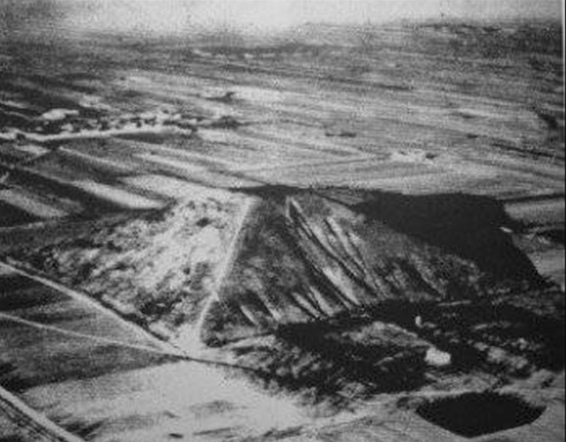 Фото: открытый источник. 
The photo of the “white pyramid” of 1947. 