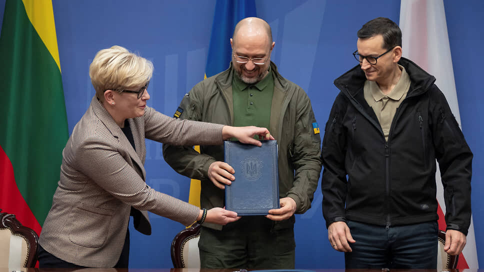 Фото: Viacheslav Ratynskyi / Reuters📷Ингрида Шимоните, Денис Шмыгаль, Матеуш Моравецкий (слева направо)