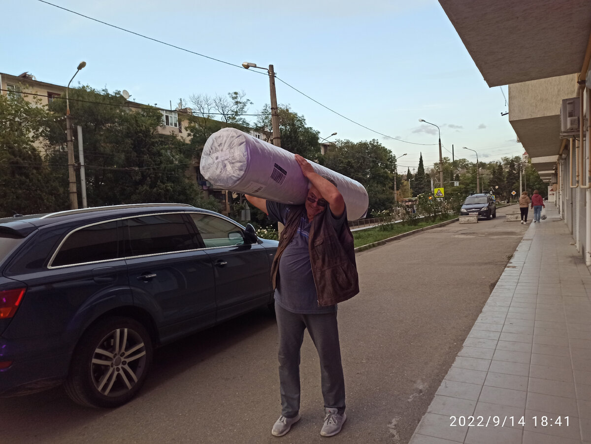 Эдик тащит 36 кг нового матраса