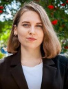 «Сергей Макаренко – интересный спикер, который способен доступным и понятным языком рассказать о проекте, он легко идёт на контакт. ООО «Техноцемент» планирует продвигать свою продукцию по всей территории РФ. Это значит, что нас ждут новые и актуальные инфоповоды.Подобные «серийные» тексты позволяют проследить путь разработки от идеи до внедрения в реальное производство. Я благодарна старшим коллегам за возможность писать о достижениях конкретных героев. Это помогает глубже вникнуть в производственные процессы и технические аспекты, что особенно важно, если имеешь базовое гуманитарное образование», - отметила Элина.