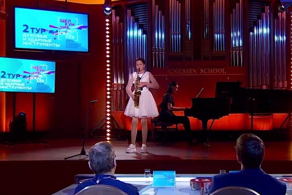     Юная Анна Геннадьева и другие финалисты будут исполнять конкурсную программу с оркестром. Фото: стоп-кадр с видео.