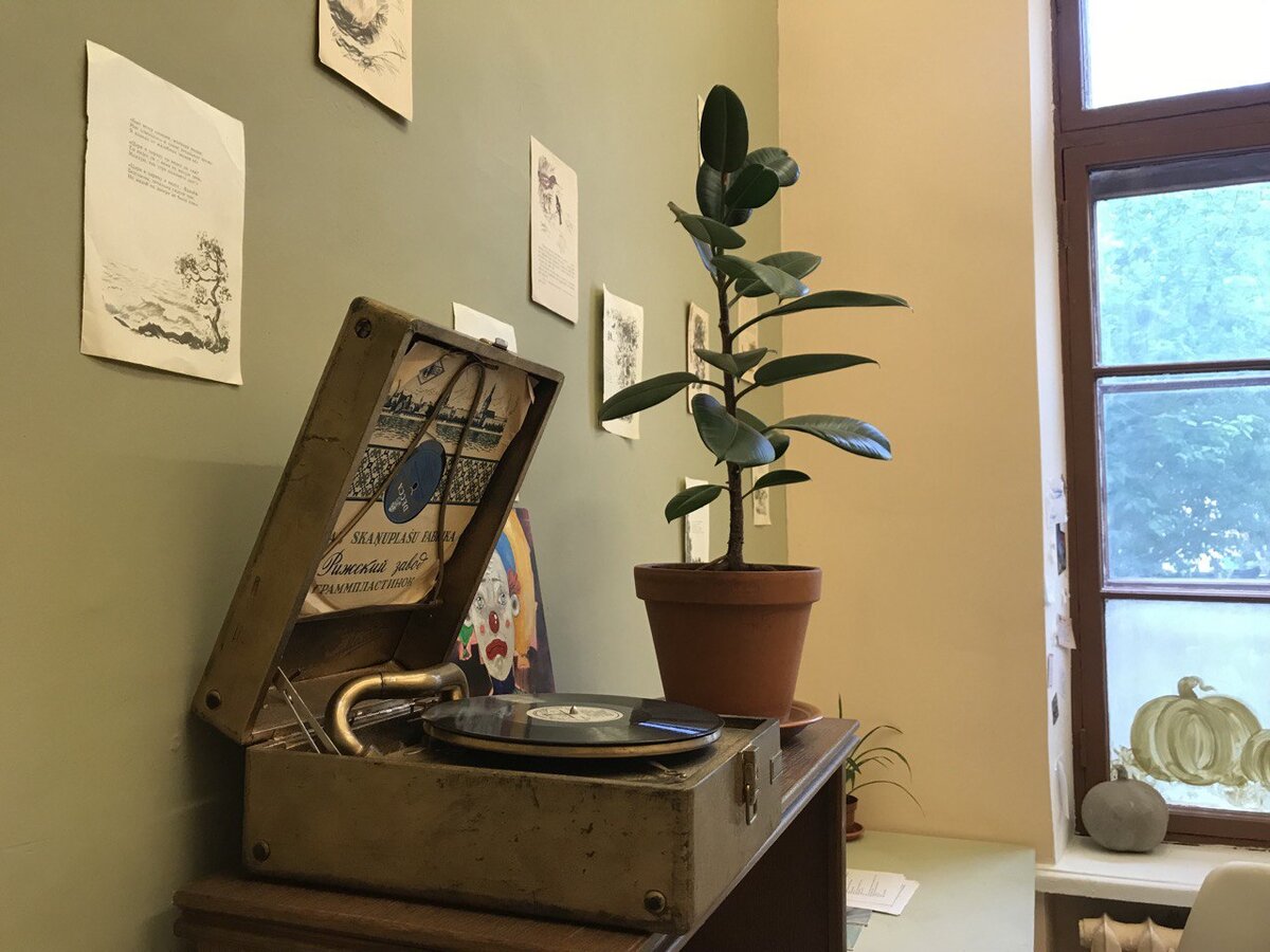 Старый рабочий патефон! Нам его притащили родственники :)