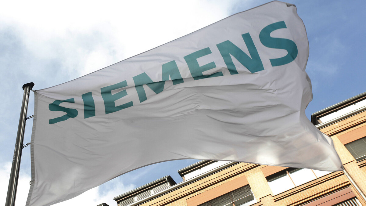    Флаг с логотипом компании Siemens© AFP / Michele Tantussi