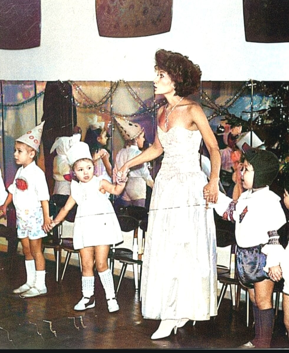 На фото Надежда Владимировна Булатова, воспитатель детского сада№ 287 г. Пермь 1990 г.