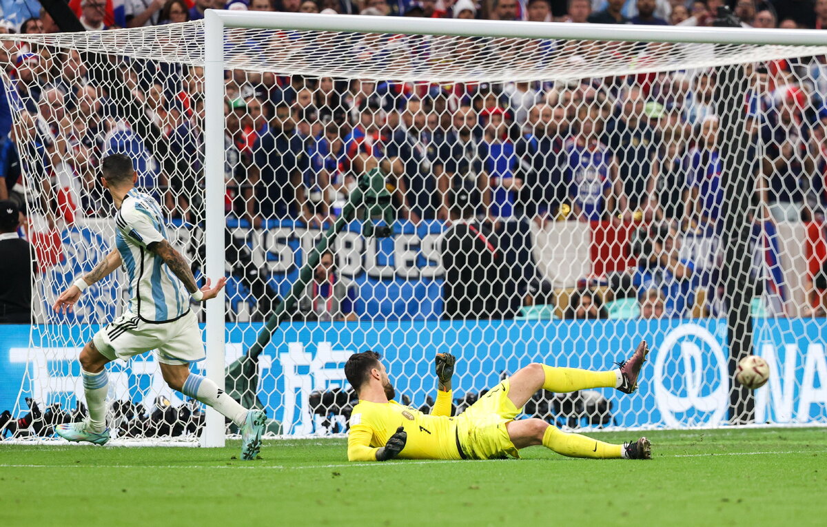    Полузащитник сборной Аргентины Анхель ди Мария и вратарь сборной Франции Уго Льорис  Сергей Бобылев/ТАСС