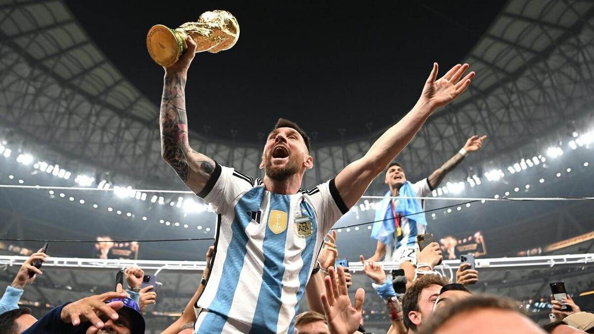    Лионель Месси әлем кубогын көтеруде:twitter/fifaworldcup