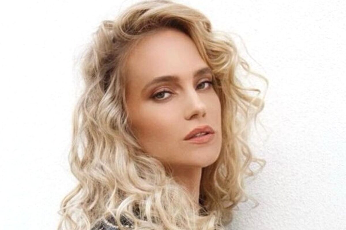     Голливудская укладка и мини-платье с перьями: Глюкоза стала звездой завораживающего видео